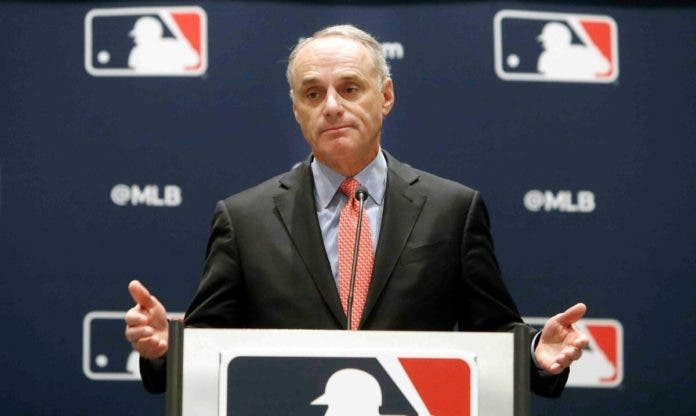 MLB suspende contribuciones politicas tras toma de Capitolio 696x416