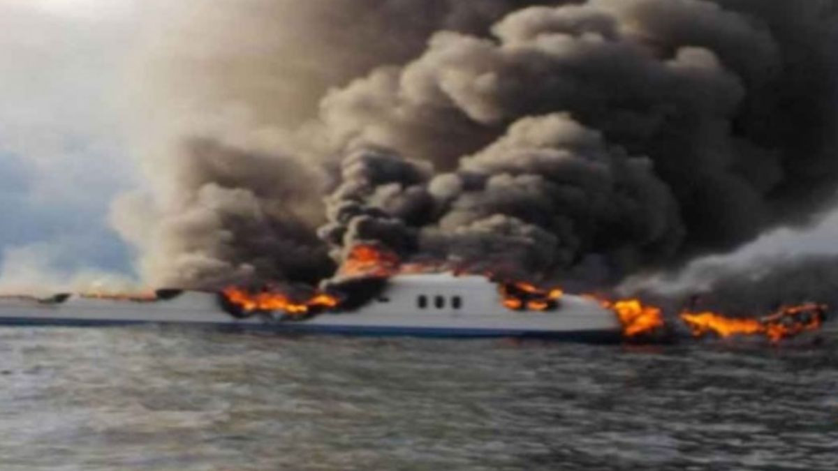 Foto marina rescata yate incendiado baja california