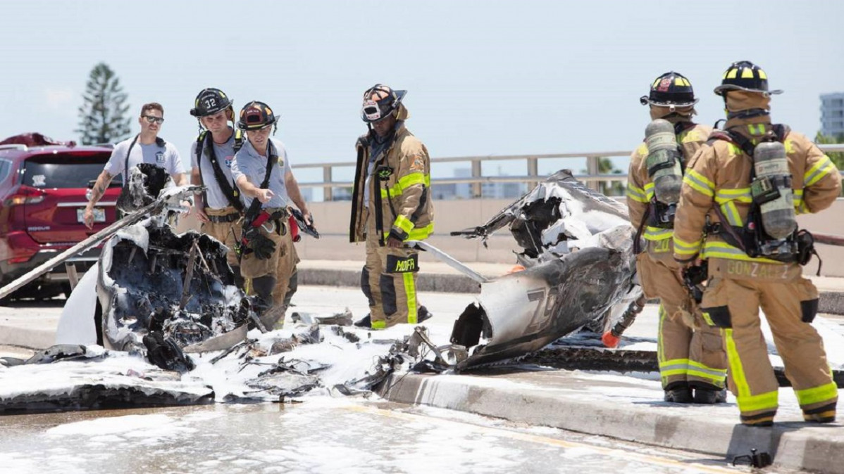 Seis lesionados al caer avioneta en puente de miami
