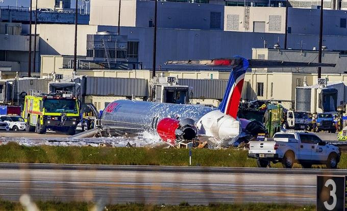 Tres hospitalizados en accidente del avion dominicano en aeropuerto de miami