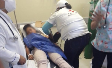 Una estudiante es asistida por haber inhalado gas lacrimóngeno en un plantel de Polo Barahona.