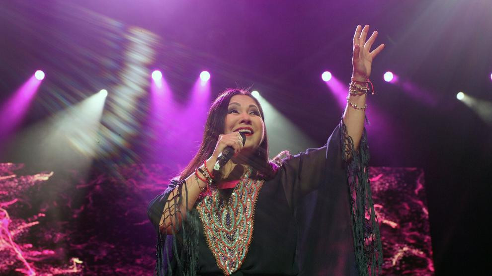 La cantante mexicana ana gabriel en un concierto