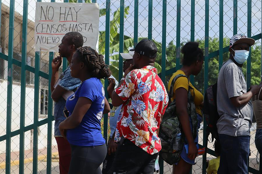 Migrantes hacen fila para tramitar papeles migratorios hoy en Tapachula
