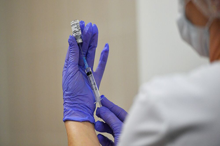 Las personas acuden a aplicarse la vacuna que frena el esparcimiento del Covid-19. Foto: Prensa Latina